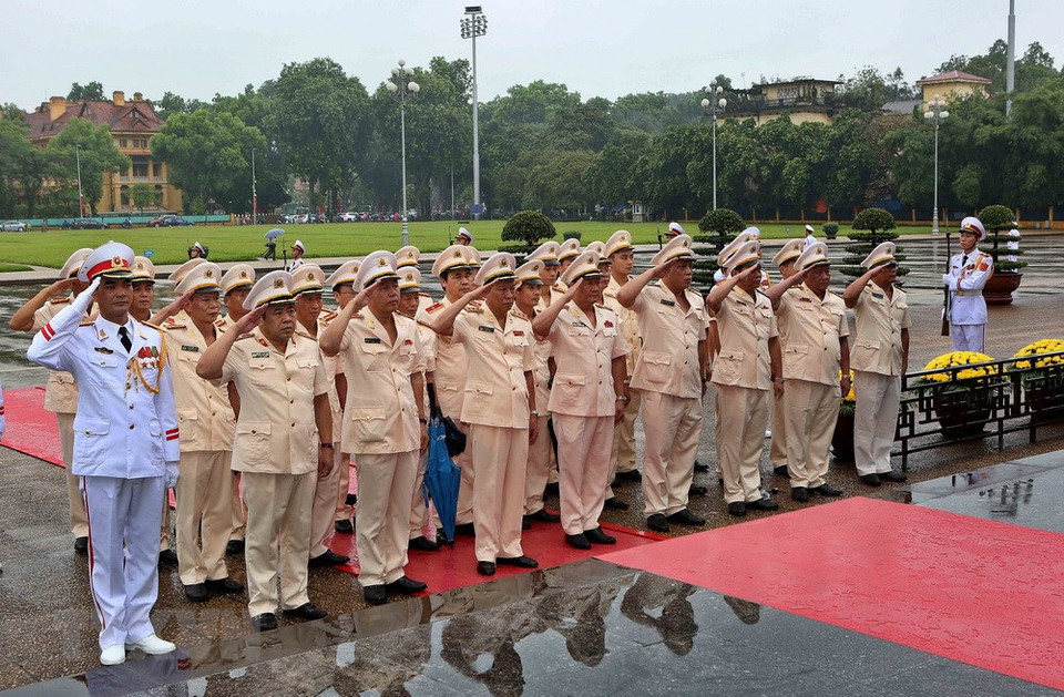 La delegación de la Comisión Militar Central del Partido Comunista de Vietnam y el Ministerio de Seguridad Pública, depositaron flores en el Mausoleo de Ho Chi Minh y el Monumento dedicado a los Mártires (Fuente: VNA)