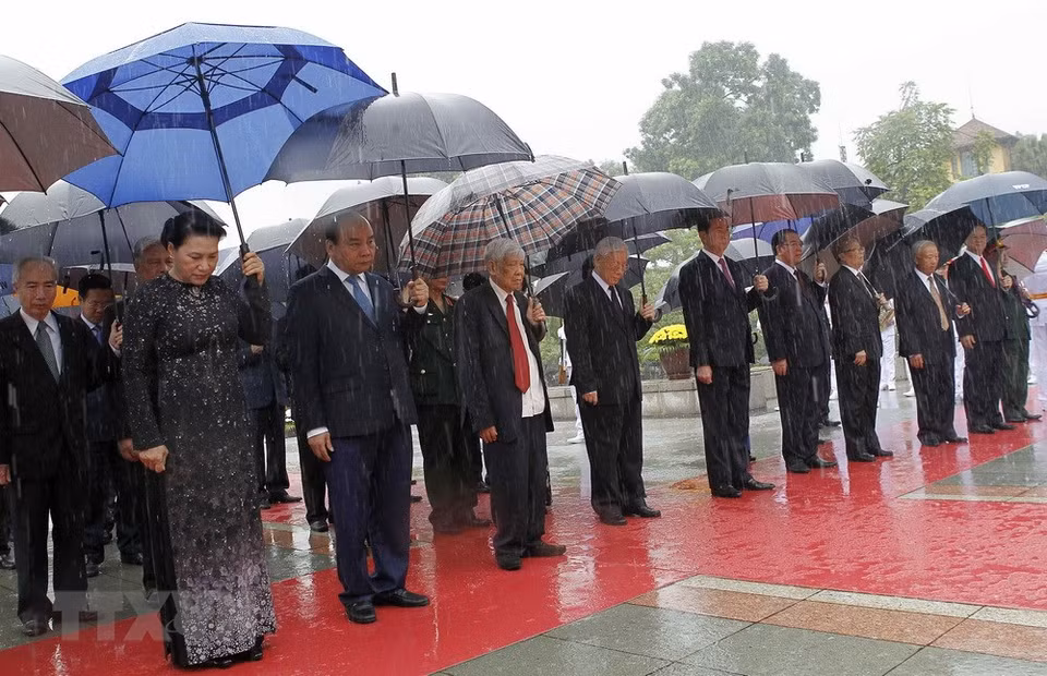 Máximos dirigentes del Partido Comunista, Estado, Gobierno y Parlamento de Vietnam en el Monumento a los Mártires Heroicos (Fuente: VNA)