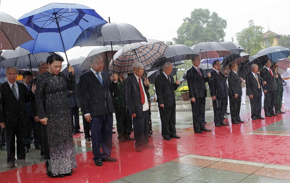 Los dirigentes colocaron ofrendas florales en este monumento (Fuente: VNA)
