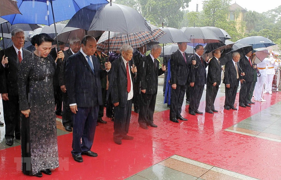 Los dirigentes colocaron ofrendas florales en este monumento (Fuente: VNA)