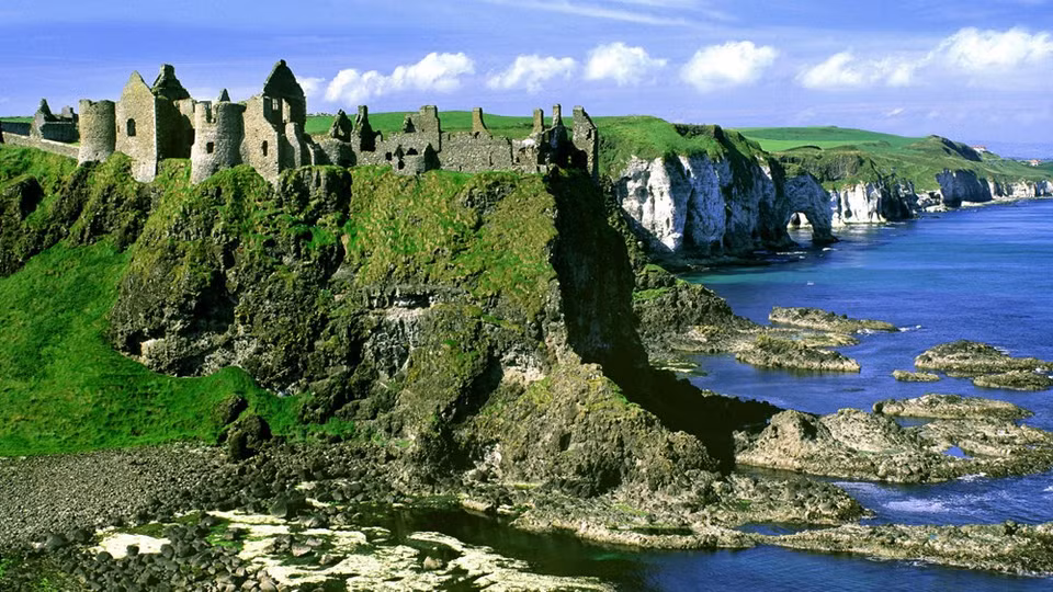 No.7: Irlanda es conocida no sólo con la imagen de ovejas corriendo en las cespedes, sino también con castillos antiguos y vestigios en medio de ciudades modernas.