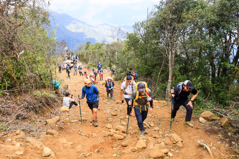 Un grupo de viajeros tailandeses en el camino para conquistar la cima Ta Xua. (Fuente: VNA)