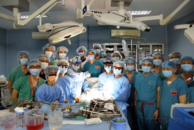 El equipo quirúrgico del Hospital Militar 103 realizó con éxito el primer trasplante de pulmón de una persona viva, el 21 de febrero de 2017. (Fuente:VNA)