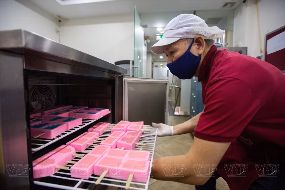 Los moldes de helado se colocan en el congelador. (Fuente: VNA)