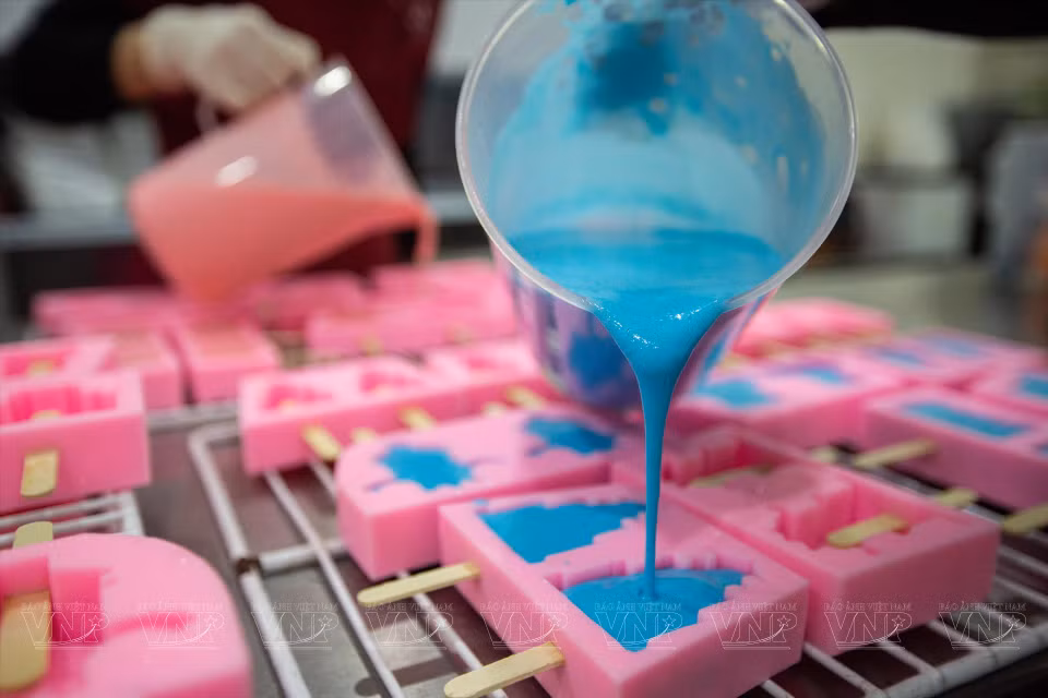 Los ingredientes de los helados se vierten en moldes antes de meterlos en el congelador. (Fuente: VNA)