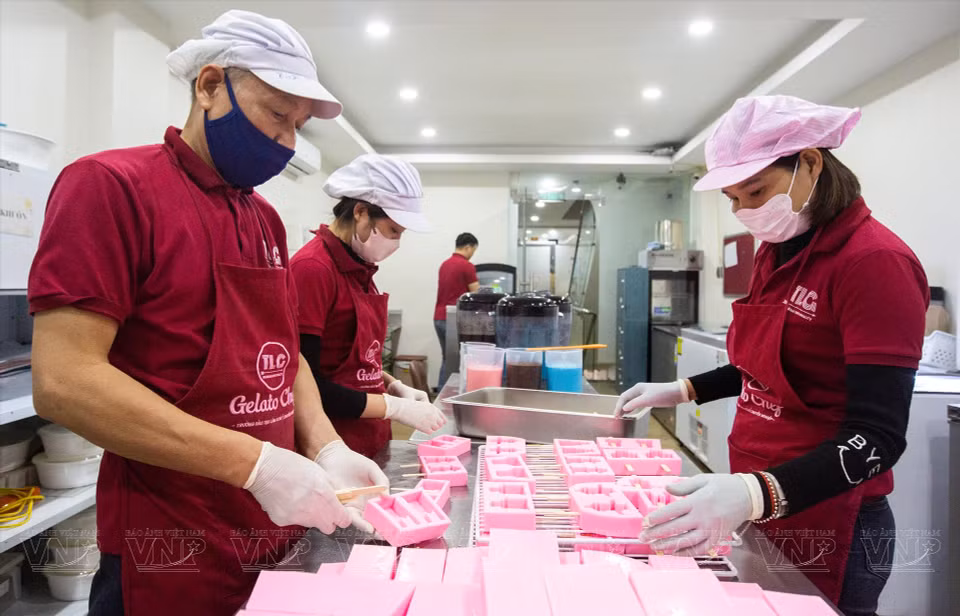 El personal de la heladería de Gelato Chef crea helados con la forma de los lugares pintorescos de Hanoi para entregarlos a diario. (Fuente: VNA)
