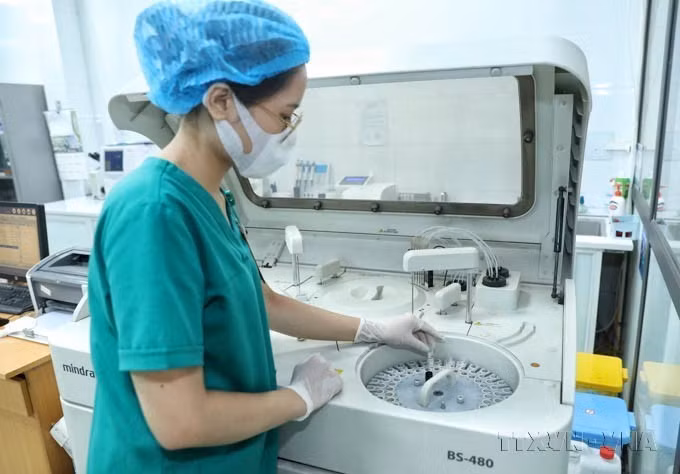 El Laboratorio de Bioquímica y Hematología del Hospital General Song Thuong Bac Giang recibió inversiones en equipos modernos, mejorando la calidad de los exámenes y tratamientos médicos en septiembre de 2022. (Fuente: VNA)