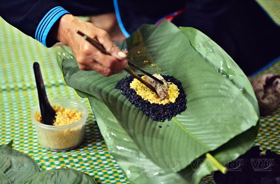 La proporción de mezclar carbón con arroz glutinoso debe ser razonable para crear un hermoso color negro sin cambiar el sabor del pastel. (Fuente: VNA)
