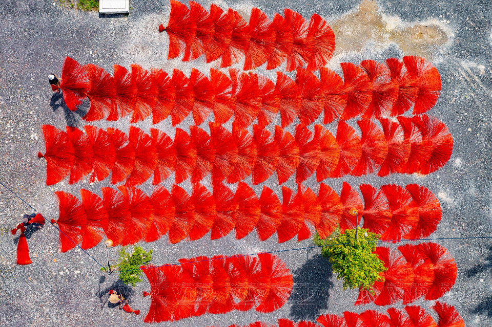 Secan las esteras despues de teñirlas al sol. (Fuente:VNA)