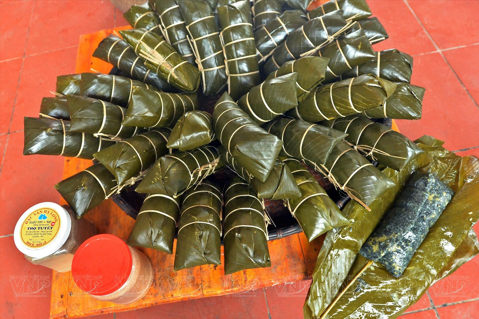 El polvo de carbón de árbol “nuc nac” brinda un sabor único para Banh Chung Den. (Fuente:VNA)