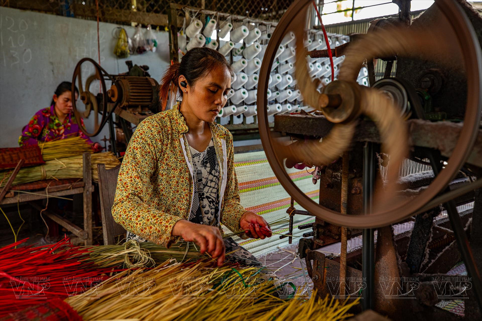 El proceso de tejido de esteras con maquinas industriales ayuda a reducir el tiempo y aumentar la cantidad de los productos, ahorrando mano de obra. (Fuente:VNA)