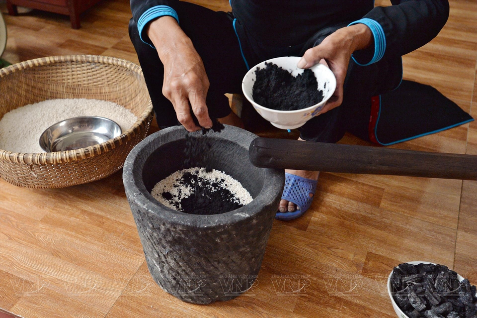 El arroz glutinoso, después de mezclarse con carbón del árbol "nuc nac", produce un color negro característico. (Fuente: VNA)