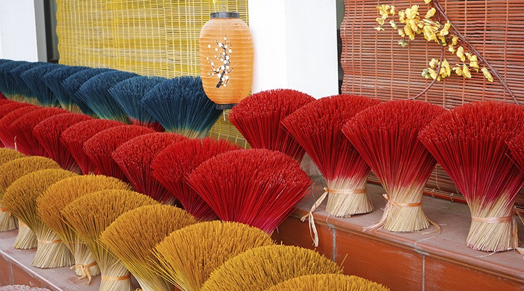 El punto que diferencia los productos de incienso del pueblo artesanal proviene de los ingredientes elaborados con hierbas como: madera de agar, pino, palo de rosa, angélica y canela.