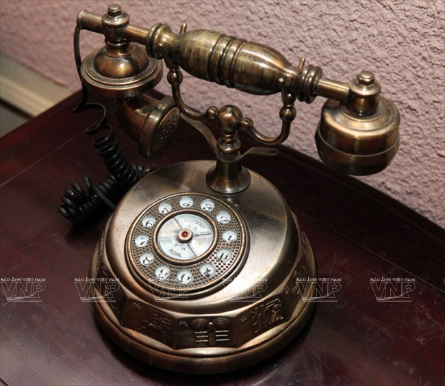 Una lámpara y un teléfono, entre las antigüedades (Fuente: VNA)