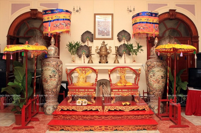 El trono del rey y la reina fue replicado. Turistas pueden alquilar vestuarios a la usanza de los imperiales para sacar fotos aquí. (Fuente: VNA)