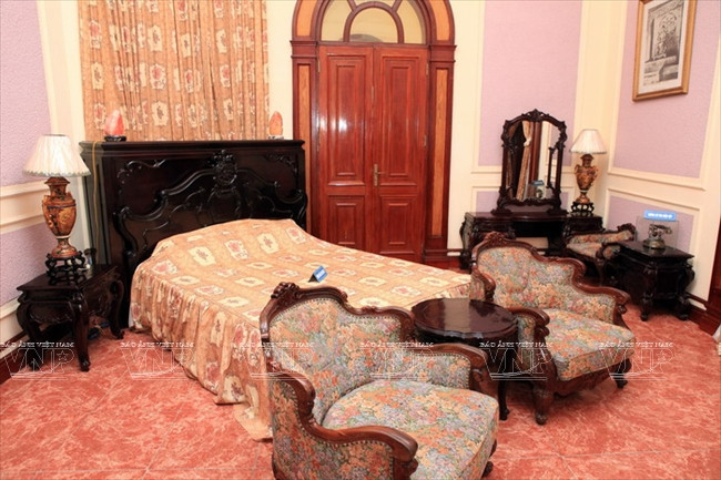 El dormitorio de Bao Dai. La casa con superficie total de mil metros cuadrados incluye además el escritorio del rey, la alcoba de la reina, cinco habitaciones de los príncipes y el cuarto del ama de llaves. (Fuente: VNA)
