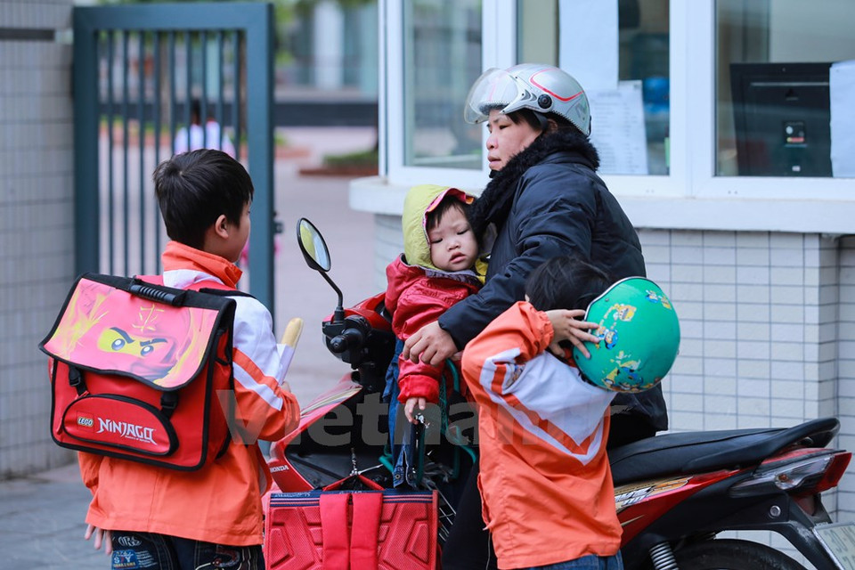 Los padres también encuentran obstáculos debido a la ropa abultada.