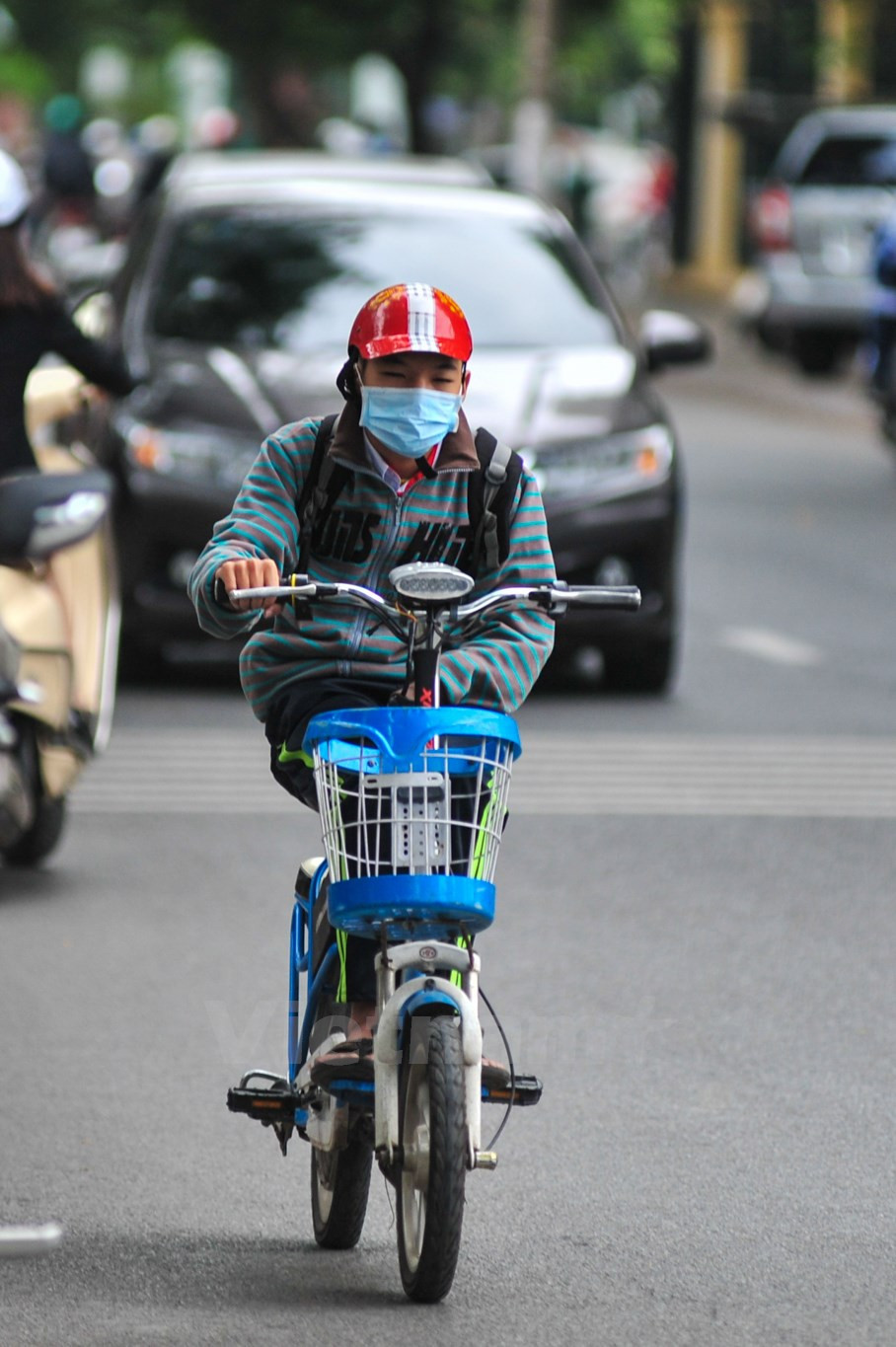 Un estudiante abrigado de la cabeza a los pies