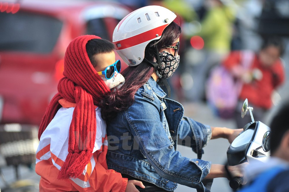 Este niño lleva una bufanda gruesa de lana.