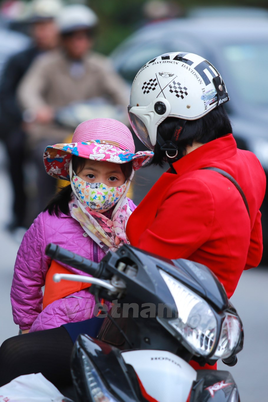 Madre blinda a su niña.