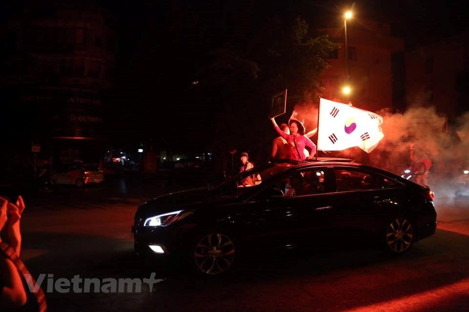 Los fanáticos del fútbol también levantan la bandera de Corea del Sur, la nacionalidad del entrenador Park Hang-seo (Fuente: VNA) 