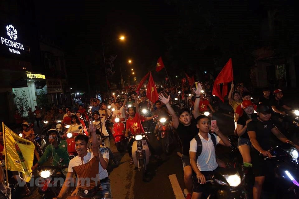 La gente baja a la calle en Hanoi el 27 de agosto por la noche para celebrar la victoria histórica en ASIAD 2018 (Fuente: VNA)