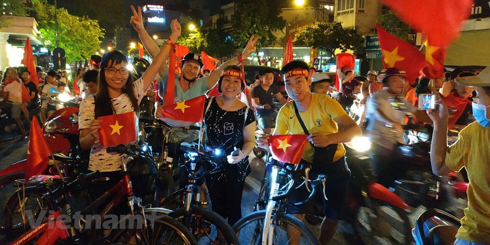 La gente se dirige a la calle en Hanoi el 27 de agosto para celebrar victoria histórica en ASIAD 2018 (Fuente: VNA) 
