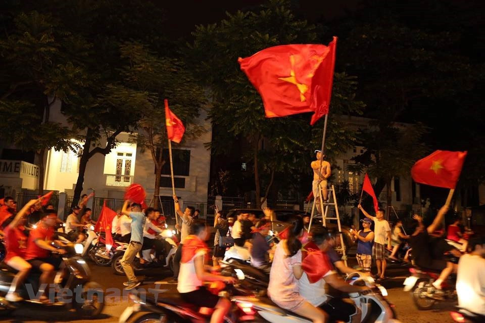La gente baja a la calle en Hanoi el 27 de agosto por la noche para celebrar la victoria histórica en ASIAD 2018 (Fuente: VNA)