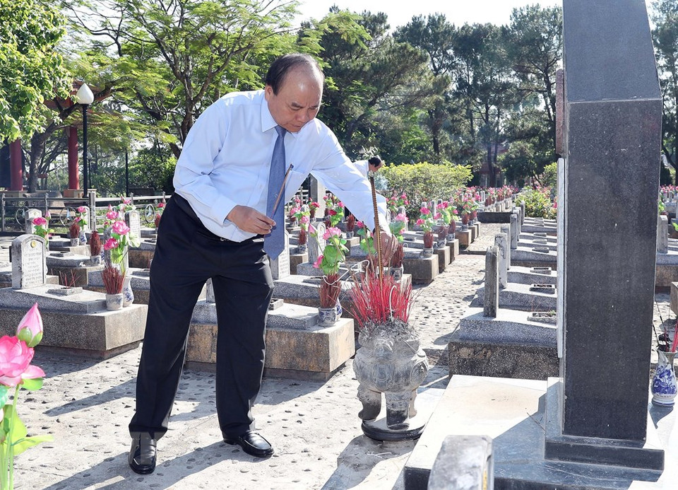 El primer ministro de Vietnam, Nguyen Xuan Phuc, rinde homenaje póstumo a los mártires nacionales (Fuente: VNA)
