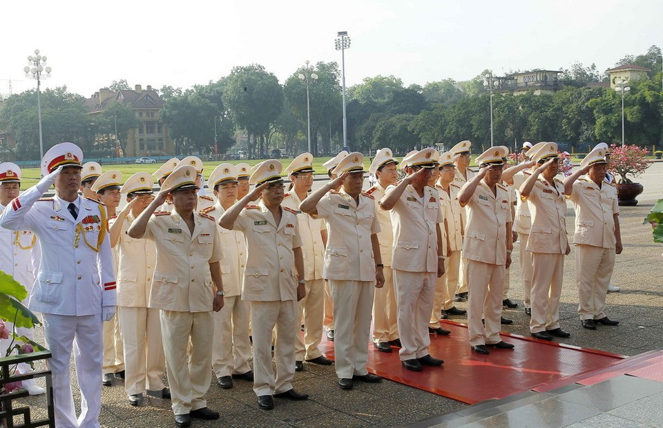 Representantes de la Comisión Militar del Comité Central del PCV, los ministerios de Defensa y de Seguridad rinden homenaje póstumo al Presidente Ho Chi Minh (Fuente: VNA)
