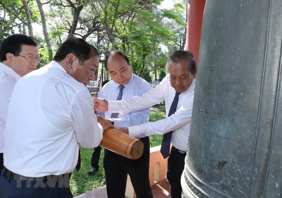El primer ministro de Vietnam, Nguyen Xuan Phuc, rinde homenaje póstumo a los mártires nacionales (Fuente: VNA)