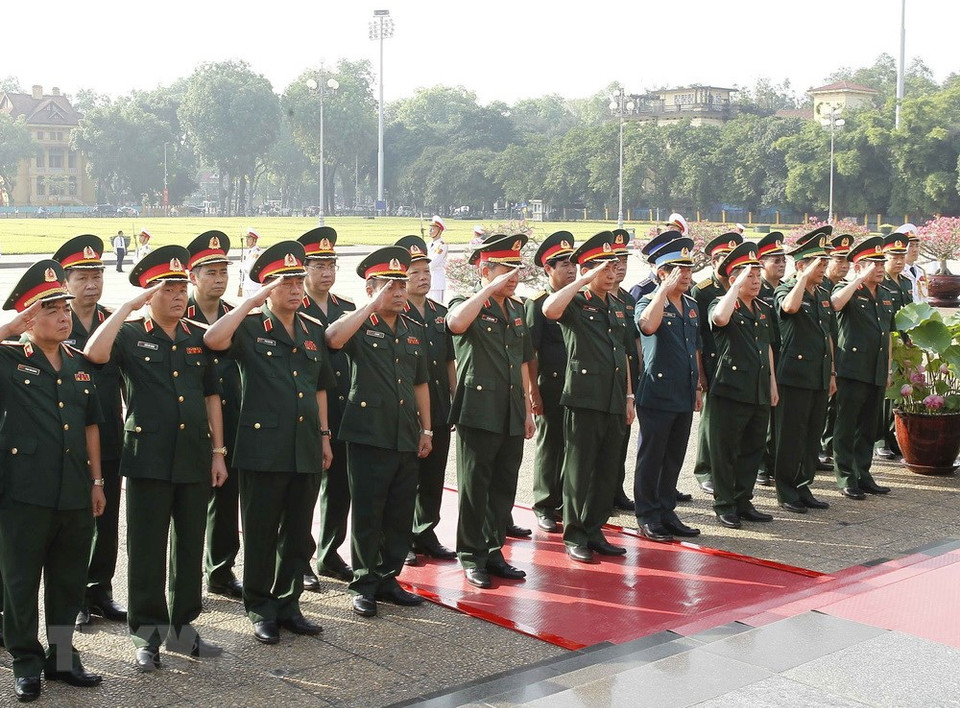 Representantes de la Comisión Militar del Comité Central del PCV, los ministerios de Defensa y de Seguridad rinden homenaje póstumo al Presidente Ho Chi Minh (Fuente: VNA)