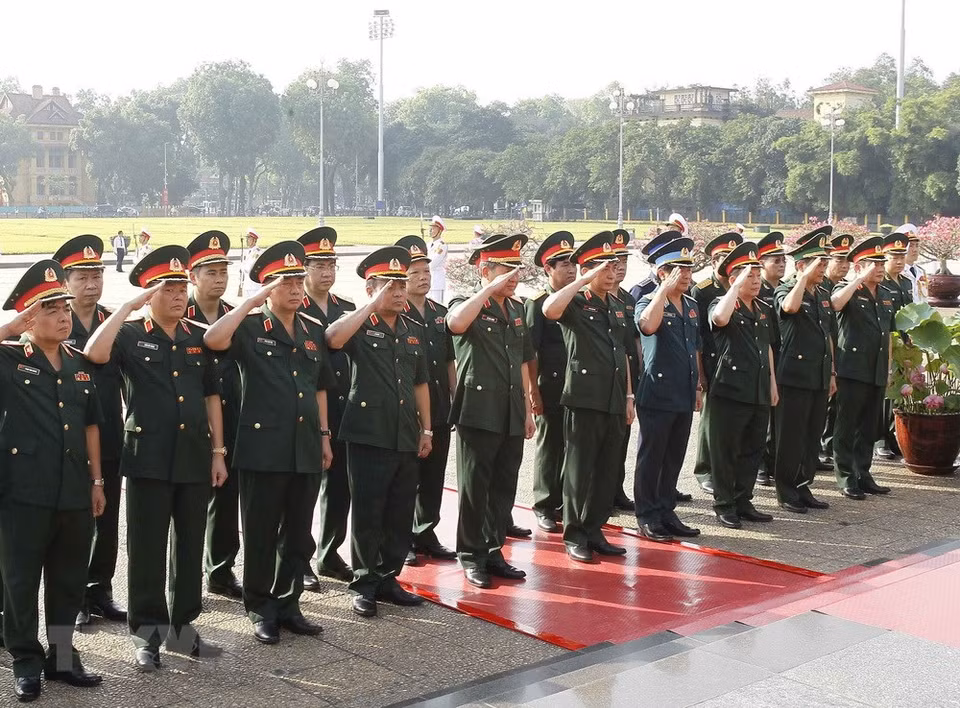 Representantes de la Comisión Militar del Comité Central del PCV, los ministerios de Defensa y de Seguridad rinden homenaje póstumo al Presidente Ho Chi Minh (Fuente: VNA)