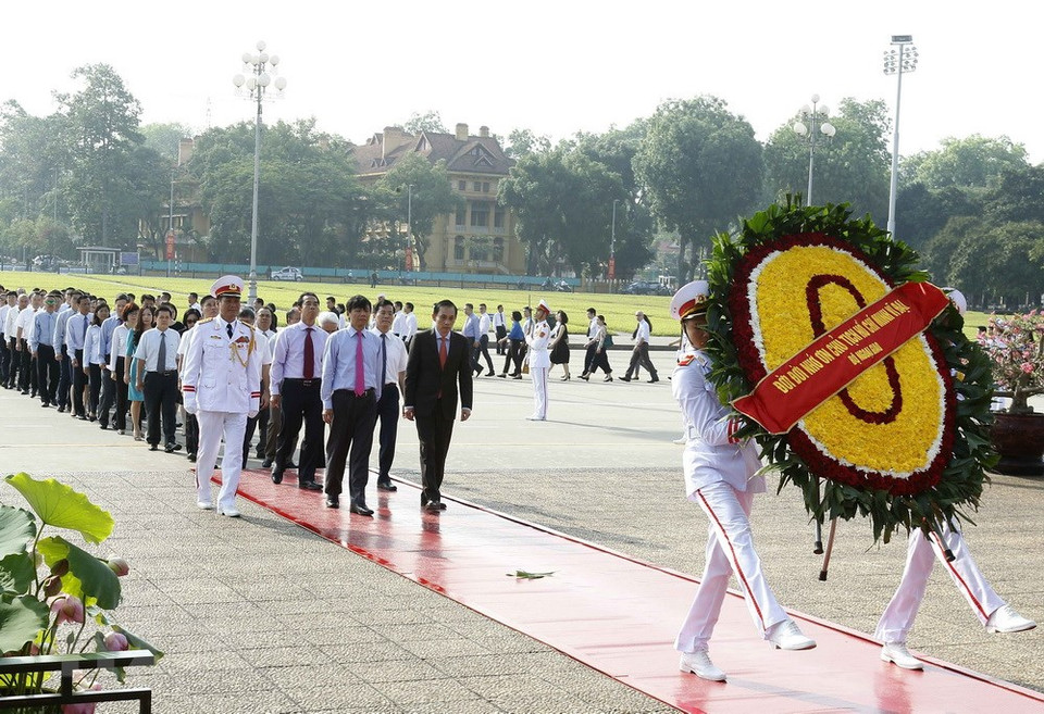 Representantes del Ministerio de Relaciones Exteriores rinden homenaje póstumo al Presidente Ho Chi Minh (Fuente: VNA)