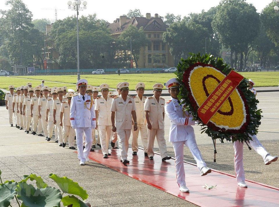 Representantes de la Comisión Militar del Comité Central del PCV, los ministerios de Defensa y de Seguridad rinden homenaje póstumo al Presidente Ho Chi Minh (Fuente: VNA)