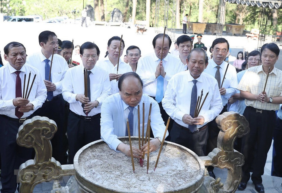 El primer ministro de Vietnam, Nguyen Xuan Phuc, rinde homenaje póstumo a los mártires nacionales (Fuente: VNA)