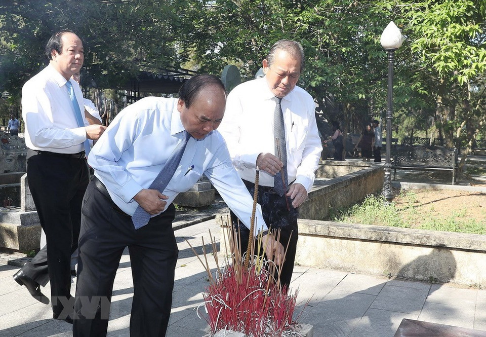 El primer ministro de Vietnam, Nguyen Xuan Phuc, rinde homenaje póstumo a los mártires nacionales (Fuente: VNA)