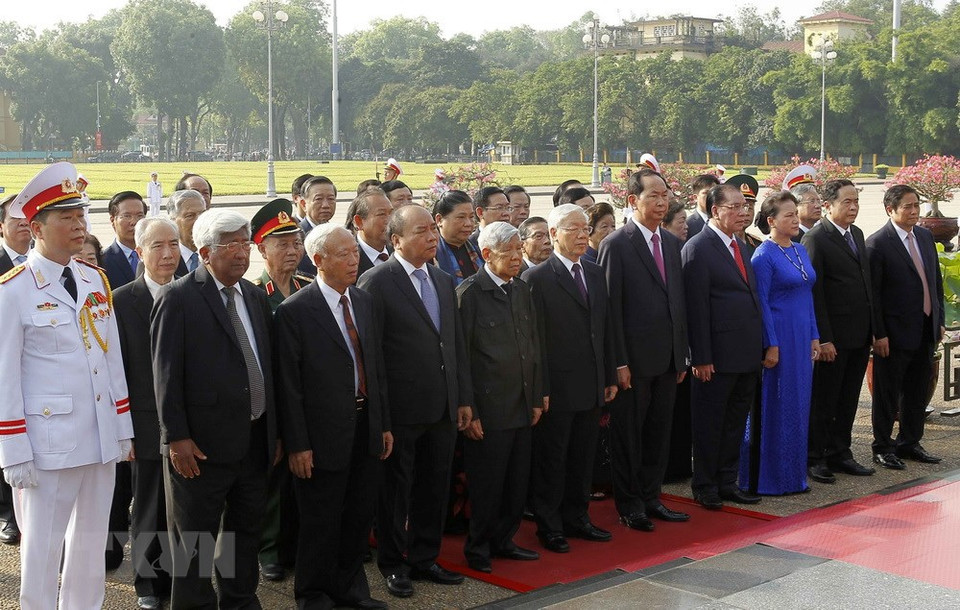 Dirigentes partidistas, estatales, gubernamentales y parlamentarios rinden homenaje póstumo al Presidente Ho Chi Minh (Fuente: VNA)