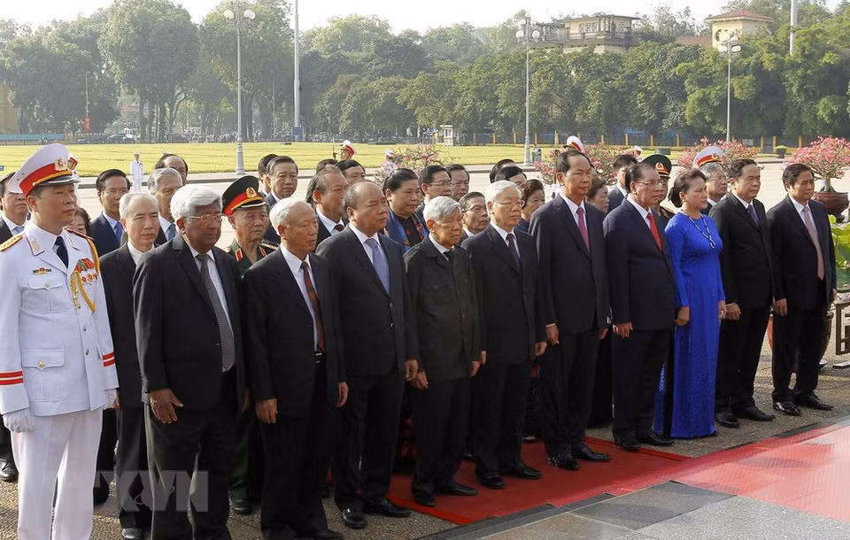 Dirigentes partidistas, estatales, gubernamentales y parlamentarios rinden homenaje póstumo al Presidente Ho Chi Minh (Fuente: VNA)