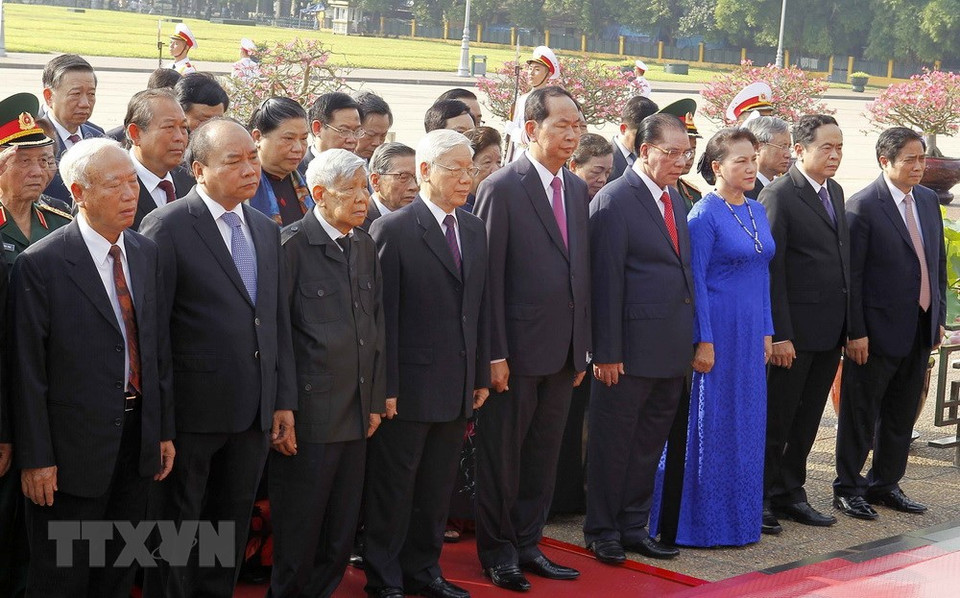 Dirigentes partidistas, estatales, gubernamentales y parlamentarios rinden homenaje póstumo al Presidente Ho Chi Minh (Fuente: VNA)