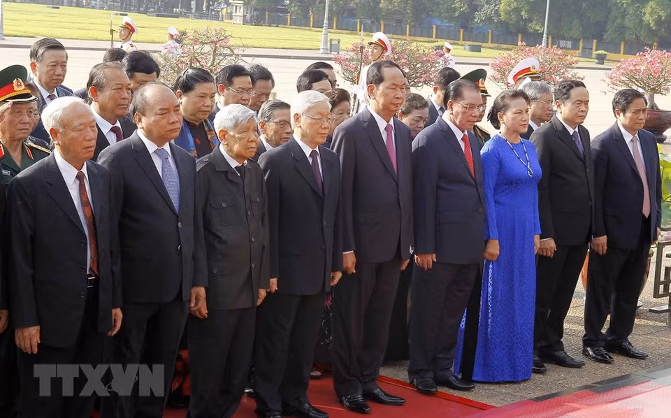 Dirigentes partidistas, estatales, gubernamentales y parlamentarios rinden homenaje póstumo al Presidente Ho Chi Minh (Fuente: VNA)