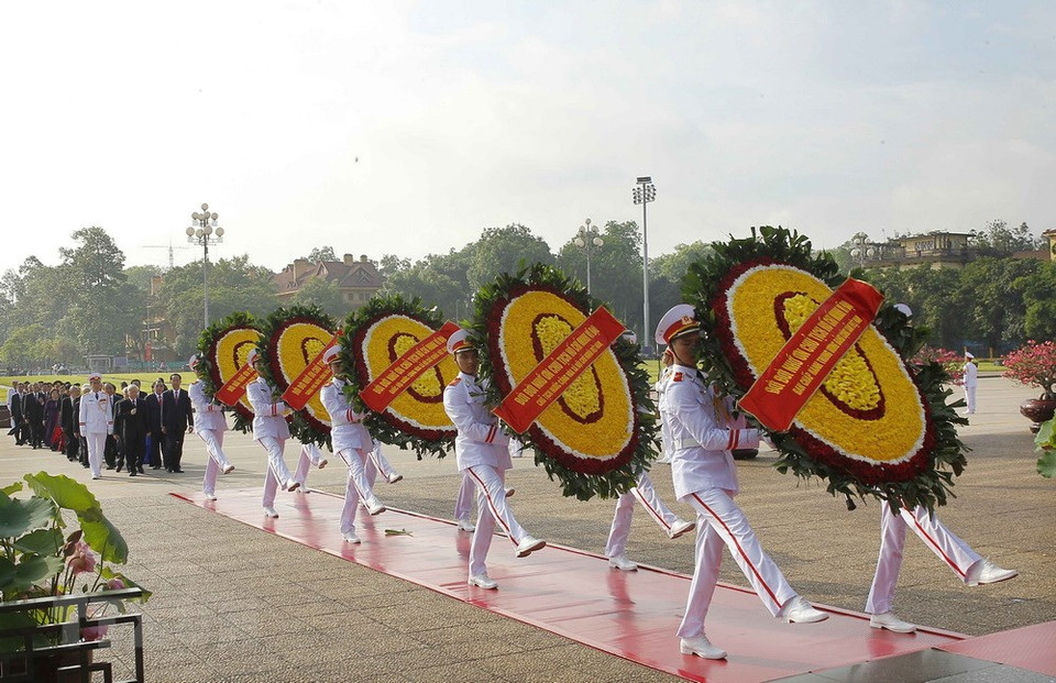 Colocan ofrendas florales en el Mausoleo dedicado al Presidente Ho Chi Minh (Fuente: VNA)