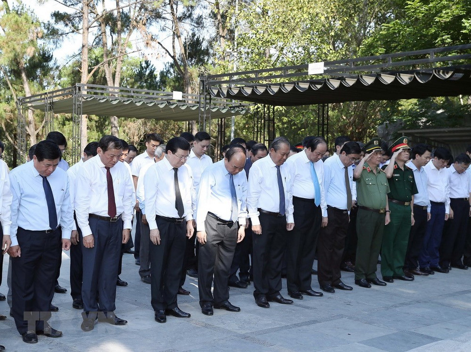 El primer ministro de Vietnam, Nguyen Xuan Phuc, rinde homenaje póstumo a los mártires nacionales (Fuente: VNA)
