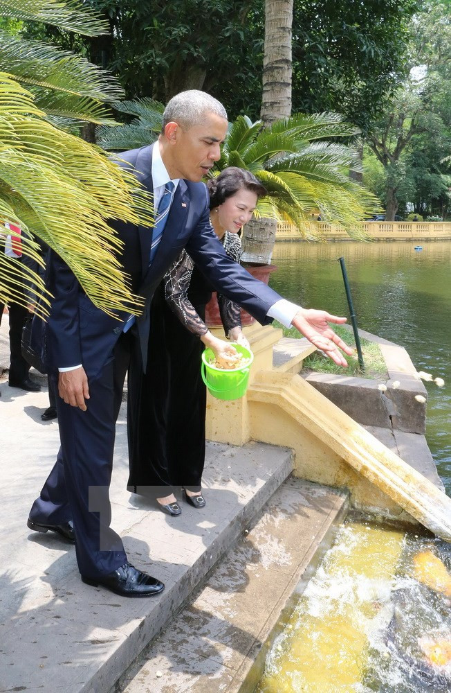 El presidente Obama visita el estanque del Tío Ho y alimenta a peces (Fuente: VNA)