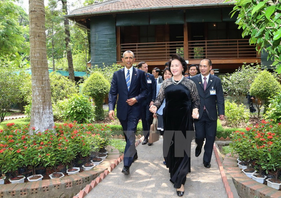 Obama es el primer presidente incumbente estadounidense en visitar el palafito de Ho Chi Minh, donde el líder revolucionario vietnamita vivía y trabajaba hasta el fin de su vida (Fuente: VNA)