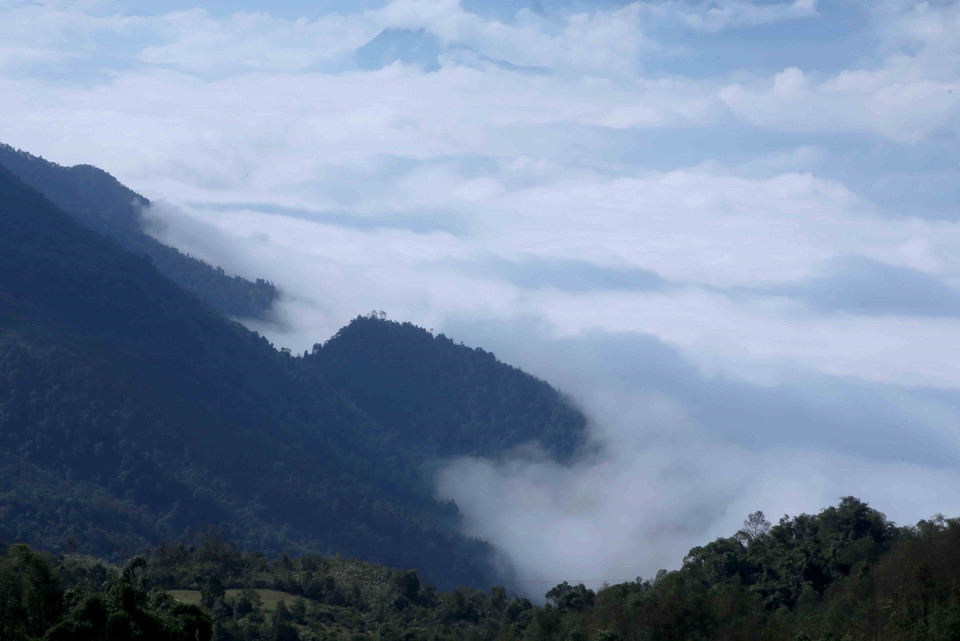 El mar de nubes flota entre las montañas superpuestas, hasta donde alcanza la vista.(Fuente: VNA)