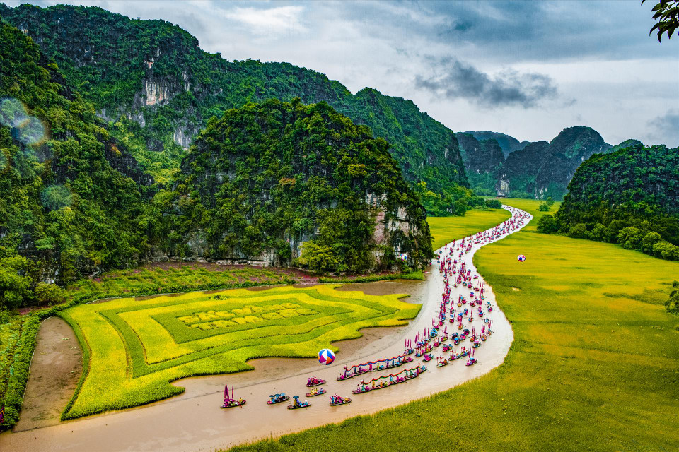 Procesión de botes dragón en el río Ngo Dong en el festival de Tam Coc. (Fuente: VNA)