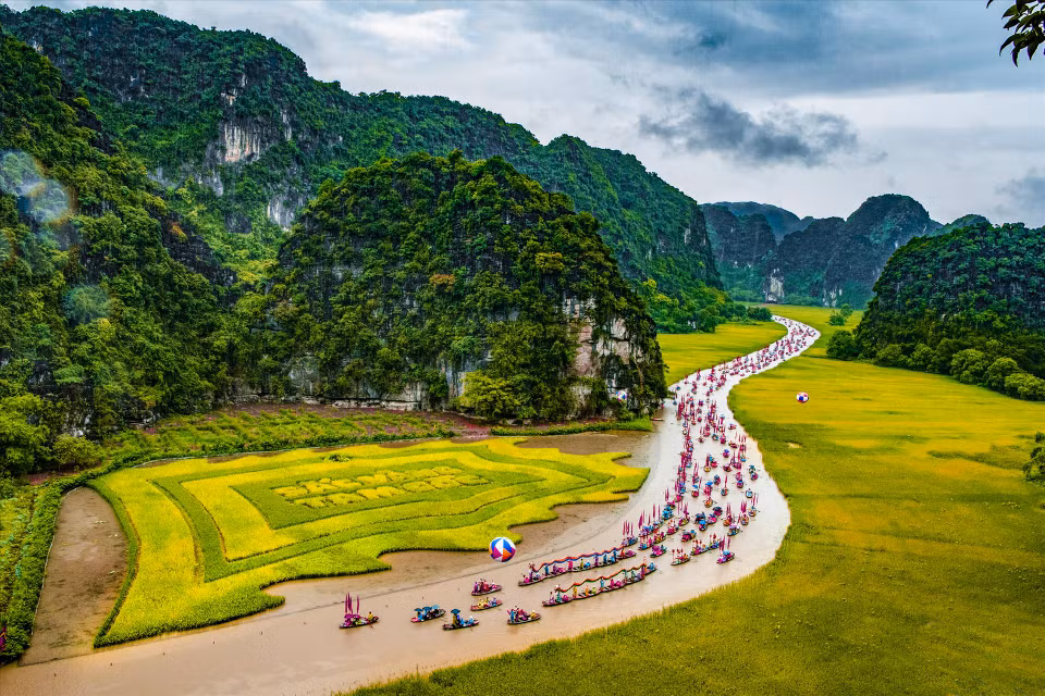 Procesión de botes dragón en el río Ngo Dong en el festival de Tam Coc. (Fuente: VNA)