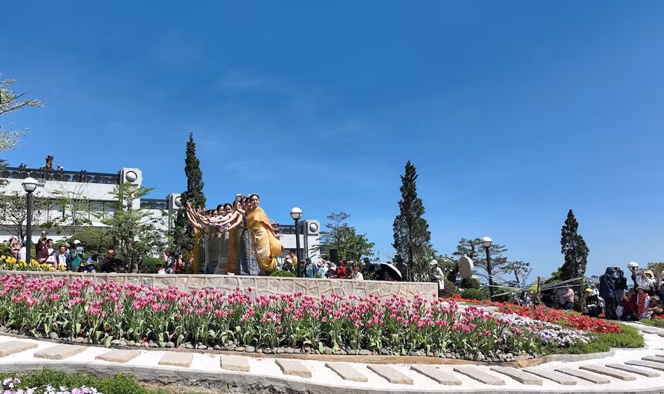 Actuaciones artísticas en el jardín. (Fuente: VNA)