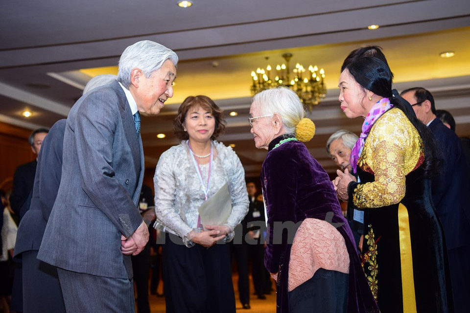 El Emperador y la Emperatriz visitaron familiares de exsoldados japoneses que participaron en la guerra en Vietnam (Fuente: VNA)
